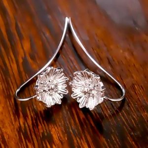 New Adorable 925 Silver Daisy  Stud Earrings